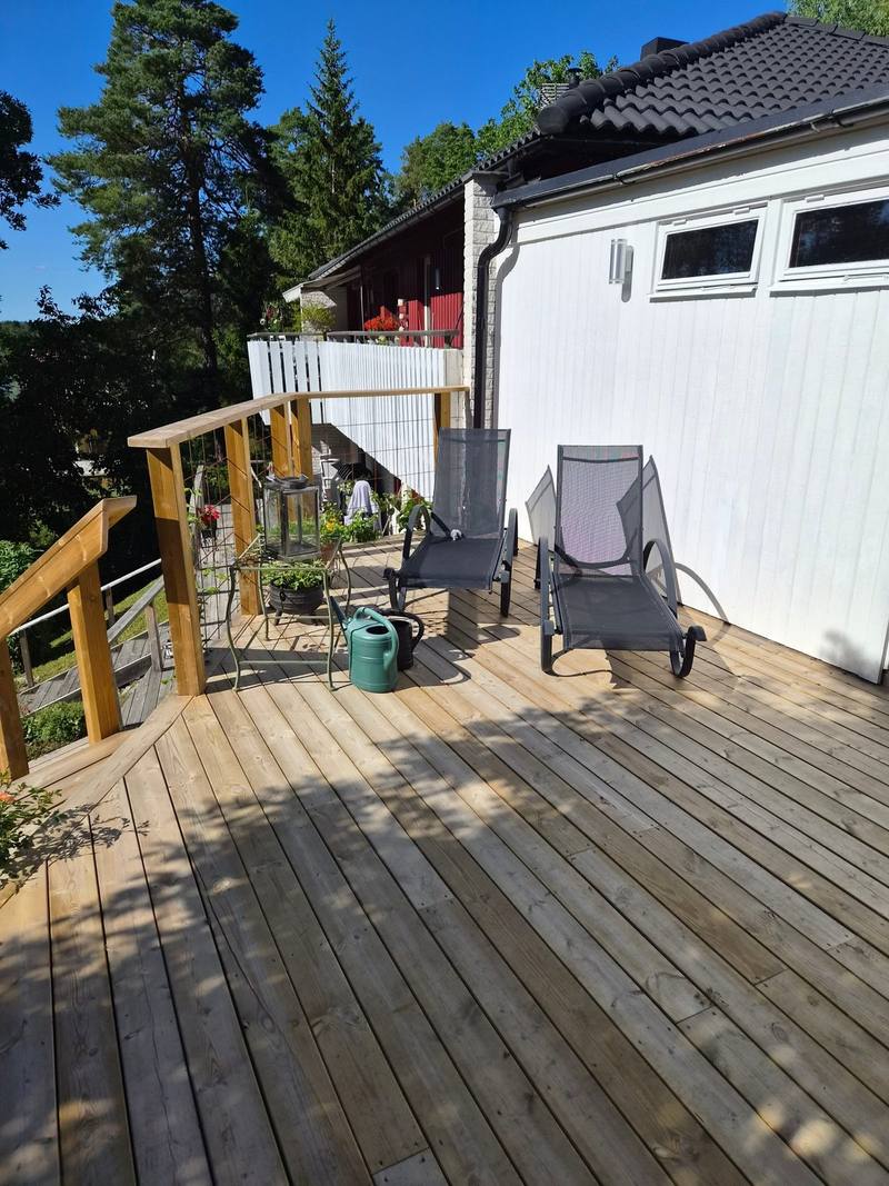 Nybyggd terrass med räcke