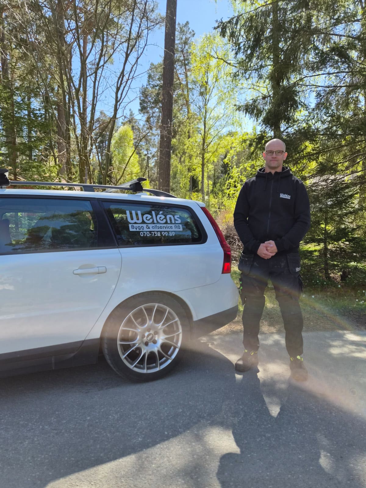 Jimmy Welén vid firmabilen — Weléns Bygg & Allservice